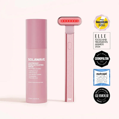Solawave 4イン1レッドライトセラピーワンド＆アクティベーティングセラムキットは、若返りのレッドライトセラピーでRadiant Renewal 強化します。右側にWomens Health、Elle、Cosmopolitan、Marie Claire、Glamourの受賞バッジが表示されています。